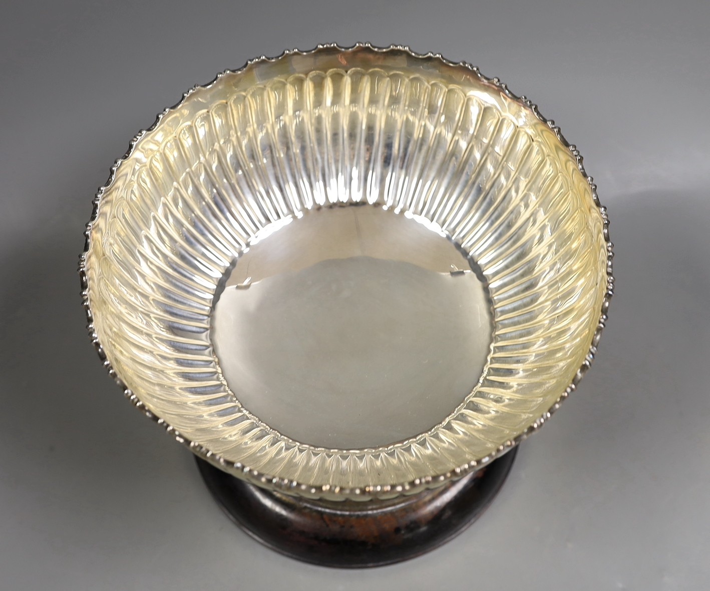 A modern demi fluted sterling 925 'The Japan Racing Association Trophy' presentation rose bowl, fixed on sterling mounted base with inscription dated 1995, diameter 20.6cm.
